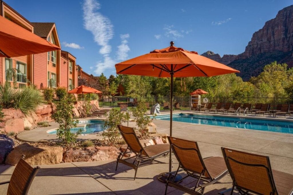 outdoor pool at holiday inn express springdale zion national park