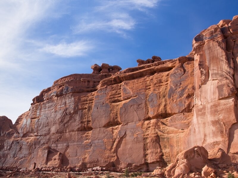 vibrant red great wall in arches national park